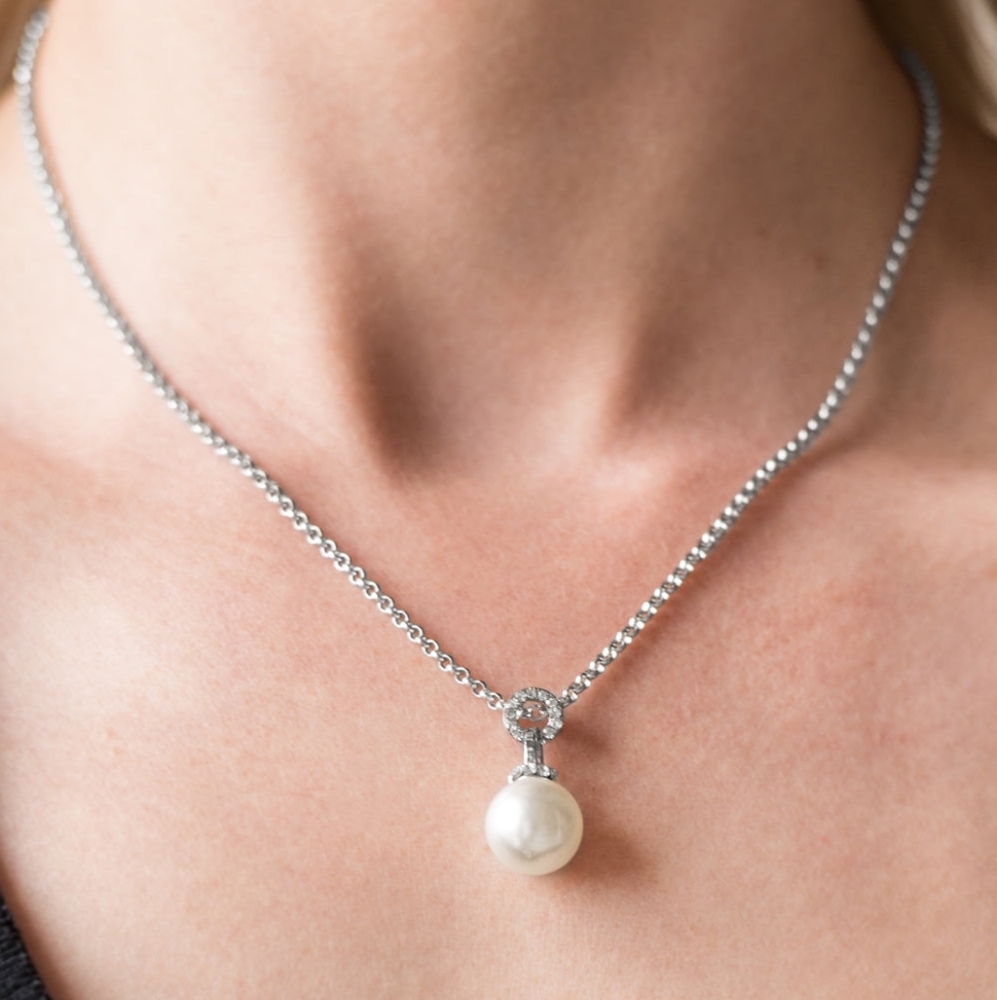 Glamour Girl - Paparazzi Necklace white